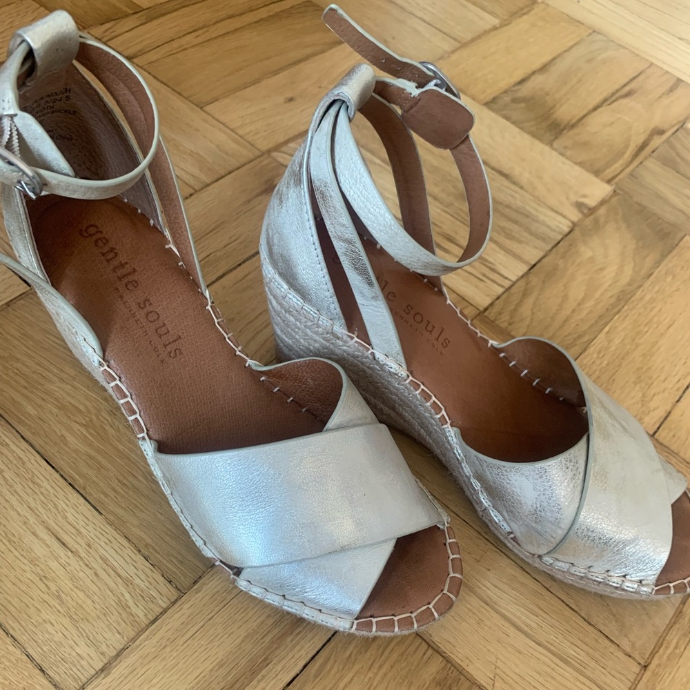 Kenneth Cole Gentle Souls women’s Espadrille wedges open toe. Soft gold. Size 8.